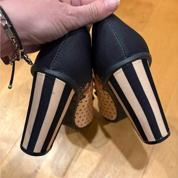 Elegant Floral Mary Jane Heels - Picture 5 of 7